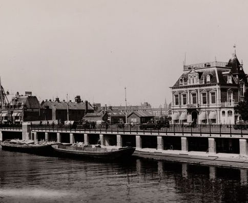 De nieuwe bredere Schollenbrug in 1933  met links de ingang van de Ringvaart en rechts de inmiddels gesloopte Bertusvilla Foto: Gemeentearchief Amsterdam 