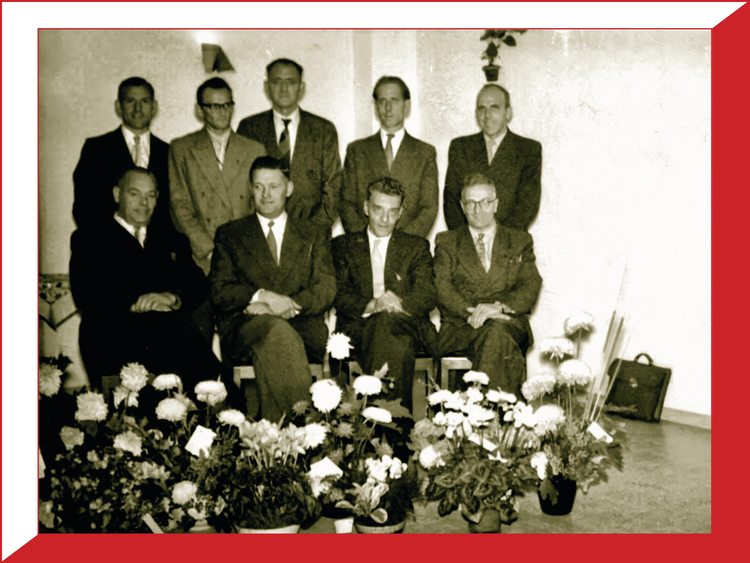 Bestuur 1955  <p>De rij staande v.l.n.r.: ?, Fred de Klein, Piet Gouloze, Bertus Veenendaal en Jan Veenendaal<br />
Zittend v.l.n.r.: Harry Noor, Piet Sikkenk, en de gebroeders Quak</p>