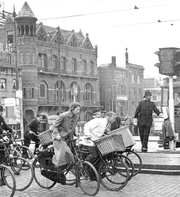 Ouderwetse bestelfietsen. In 1938 werd deze foto in Rotterdam genomen, waarop bakkers- en slagersfietsen te zien zijn zoals die waar Albert de boodschappen bezorgde. 