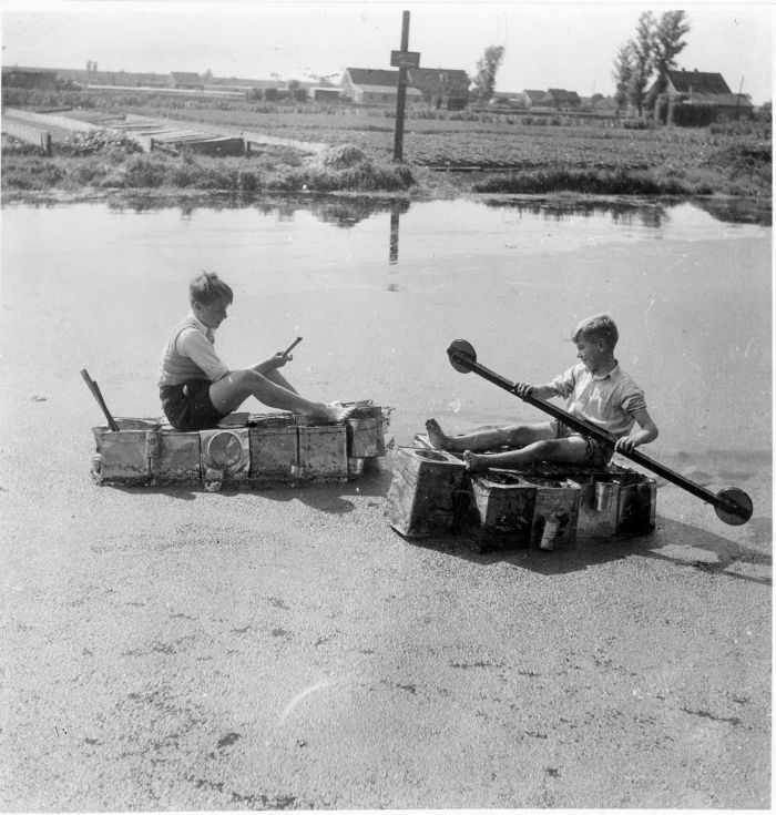 Frans herinnert zich nog goed dat ze de koekblikken gebruikten om mee te varen, zoals deze jongens tijdens de Tweede Wereldoorlog (Foto: Gemeente Archief Amsterdam) 