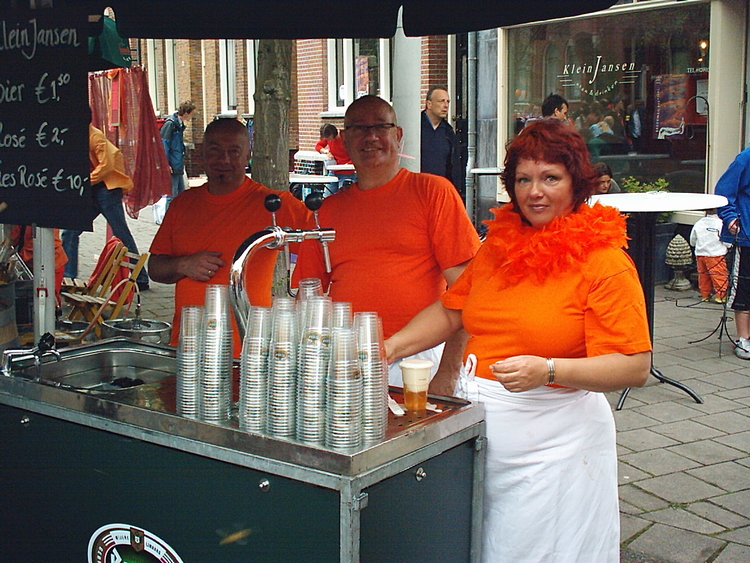 Biertje Oranje biertje bij Klein Janssen Sfeerbeelden koninginnedag 2005: oranje biertje bij Klein Jansen 