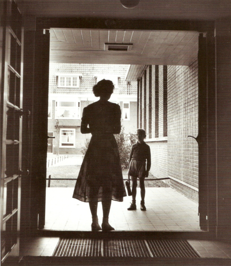 De eerste schooldag in 1949, ingang Herschelstraat.  