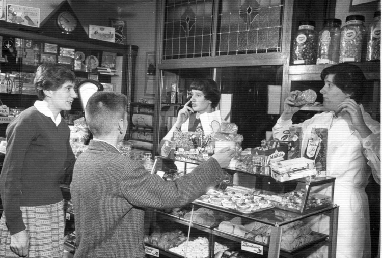  Wil samen met haar zussen Ineke, Tine en broer Jos in de winkel Maison Haen (1958).<br />Foto: Jo Haen 