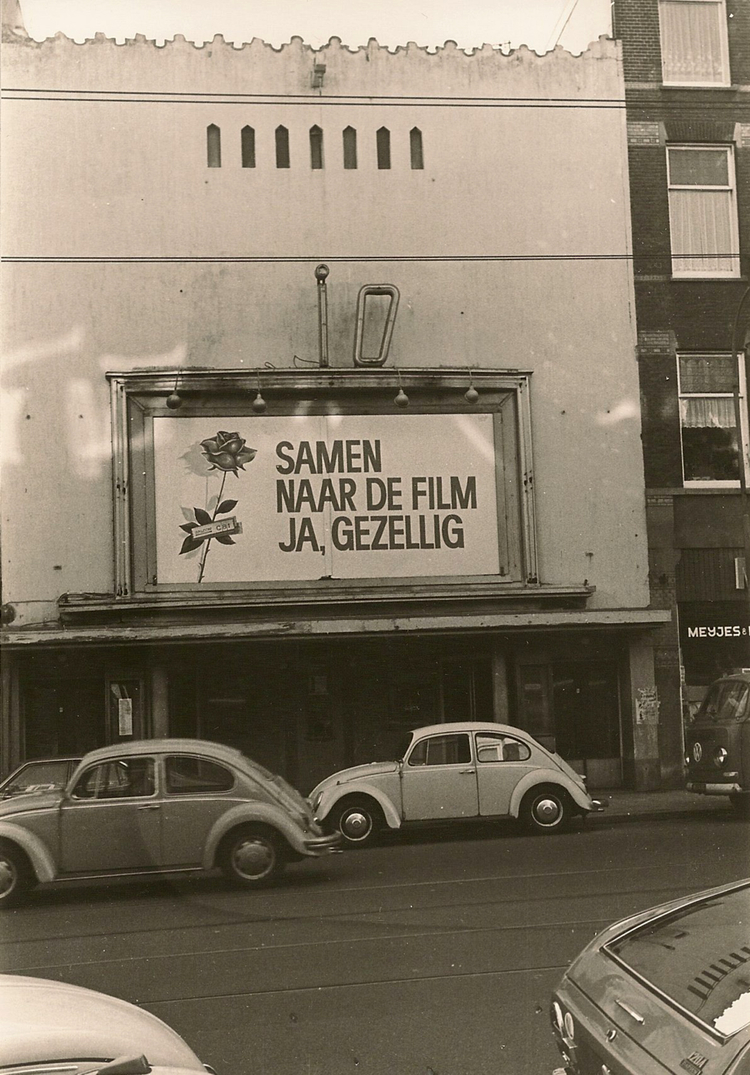  De Bio bioscoop op de Middenweg. Nu is daar een winkel van M&S gevestigd.<br />De foto is gemaakt door W.J.M.Mol en is afkomstig uit de verzameling van Jan van Deudekom. 