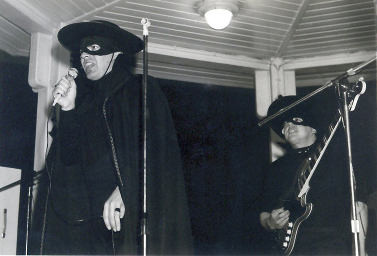 Black Zorros in Vreeland The Black Zorro's in de muziektent in  Vreeland tijdens Koninginnedag 1964. 