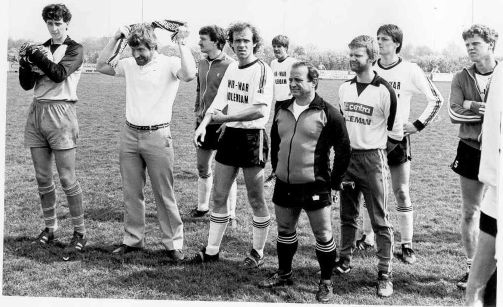Lorenzo met voetbalclub Lorenzo staat in het midden met zwarte sokken. Lorenzo, hier in 1972 in het midden met zwarte sokken, houdt van voetbal. Foto (c) Klaas de Groot, Marken 