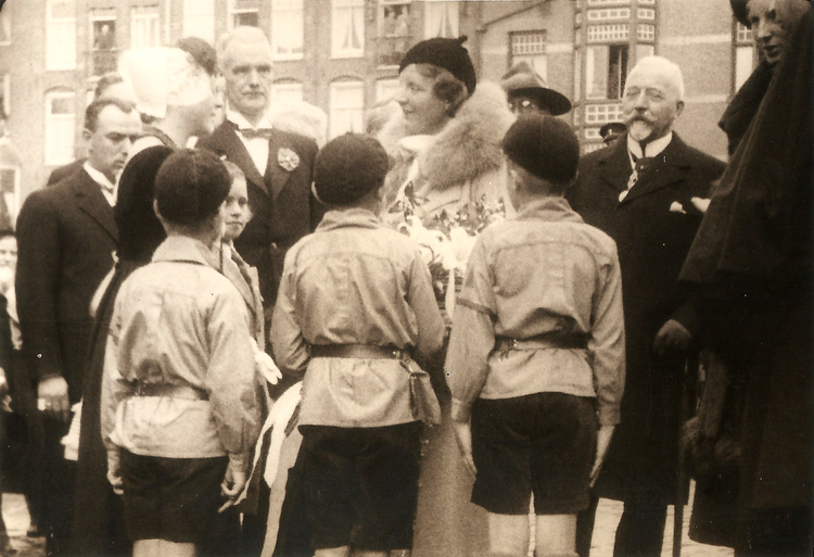 Bloemenhulde 1935 kop Middenweg opening Blindengeleidenhondenschool .<br />Foto: Jan van Deudekom 