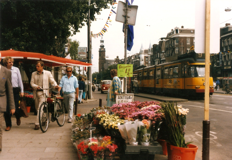 Bloemenman Linnaeusstraat - ± 1980 .<br />Foto: Jan van Deudekom 