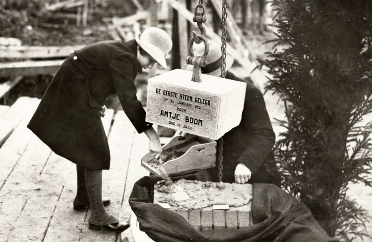 De originele foto van de eerstesteenlegging  14 januari - 1931 .<br />Foto: Beeldbank Amsterdam 