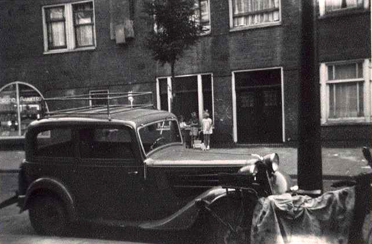 "De foto van mijn vaders auto is vanuit de portiek van nummer 8 gemaakt. Het was een van de eersten in de straat, een BMW, met 'kruisenkijker deuren'. De deuropening was aan de voorkant, dus als iemand uitstapte keek je tussen zijn benen. Het voorraa  