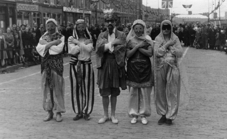 Amsterdam, Bevrijdingsfeest 1945. Wedstrijd voor de best gekostumeerde.  