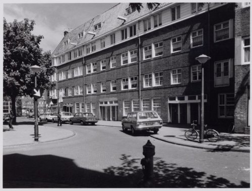 Boeroestraat 1-13 Op de achtergrond de Niasstraat. Vervaardiger: J.M. Arsath Ro'is (fotograaf). Datering 28 mei 1975, Bron: Beeldbank, Stadsarchief Amsterdam. 