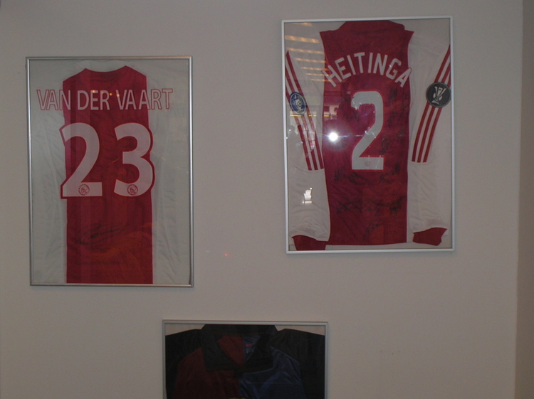 shirts van v.d.Vaart en Heytinga De 2 voetbalshirts van Raphael v.d.Vaart en Johnny Heytinga, ex-Ajaxspelers. Het shirt van Heytinga is gesigneerd door het hele Ajax-elftal. 