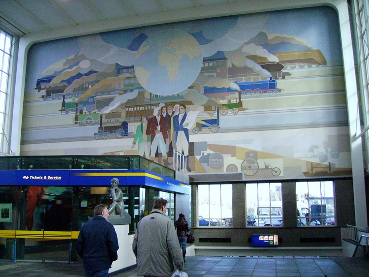  Bij het Amstelstation is het altijd druk Aan de overkant, boven de verkooppunten is een tweede muurschildering van Peter Alma (2008) 
