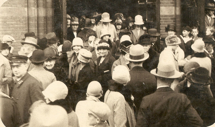 Het uitgaan der kerk - ± 1925 .<br />Foto: Jos van Langen 