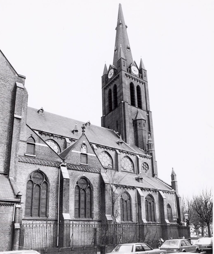  De St.Bonifatiuskerk op het Kastanjeplein, waar Thecla als klein meisje naartoe ging.<br />(Foto: 1983, Gemeentearchief Amsterdam) 