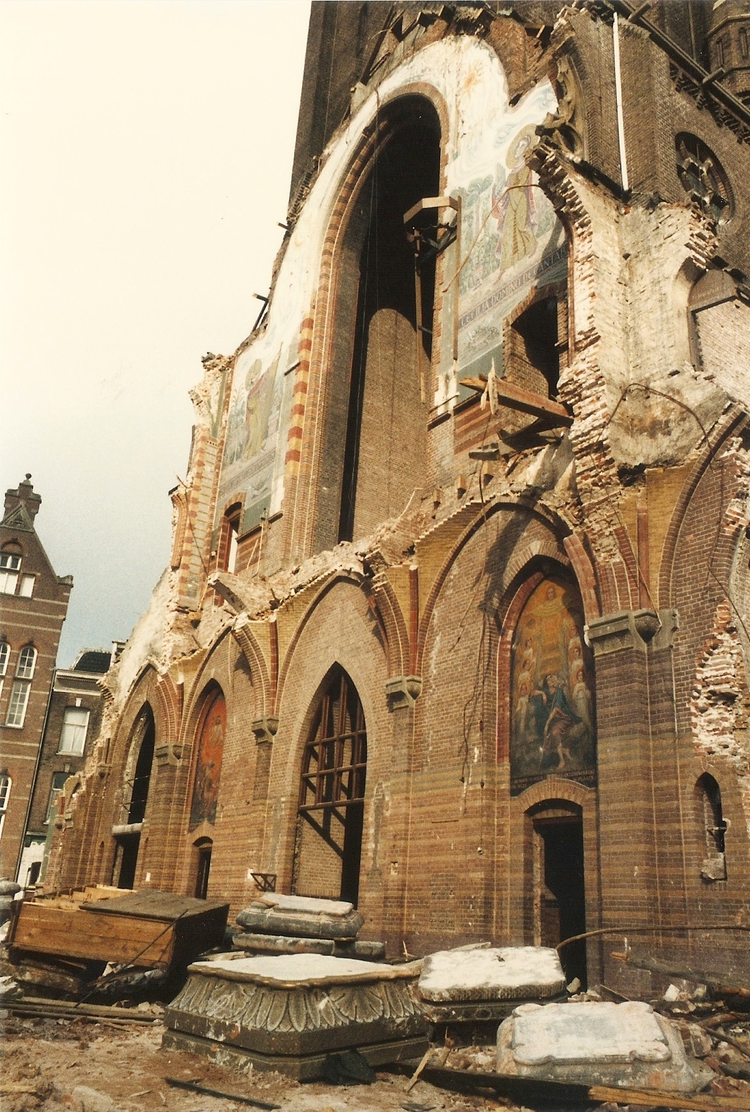 Bonifatiuskerk sloop 1984 .<br />Foto; Wim de Waal 