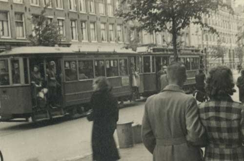 April 1943, tram op weg naar het Muiderpoortstation. April 1943, tram met opgepakte joden die naar het Muiderpoortstation werden gebracht voor deportatie - © Karel Bönnekamp / Collectie Verzetsmuseum Amsterdam. 