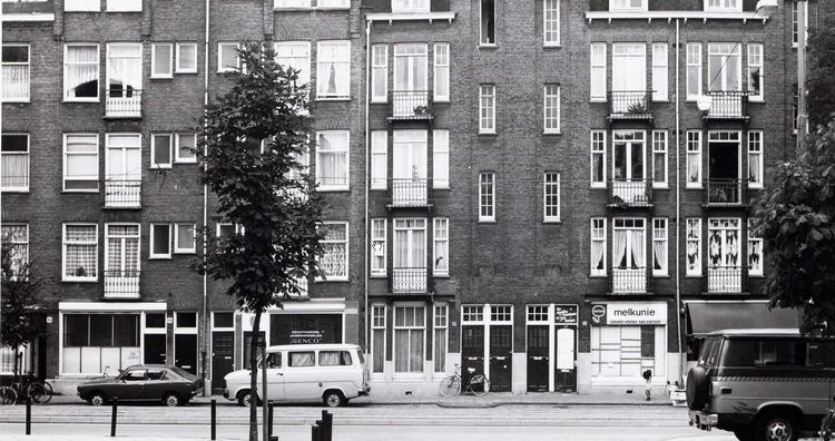 Borneostraat 94-88 -  nr. 88 is de winkel van Melkunie 1982 .<br />Foto: Beeldbank Amsterdam 