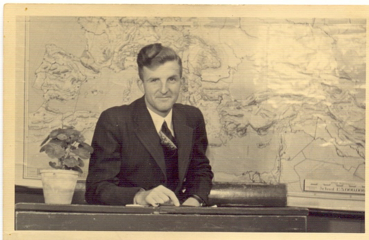 Bossenbroek Meester Bossenbroek in de schoolbank. ( juni 1940) <br />(foto mevr.C.de Jong-Bossenbroek, dochter van de meester) 