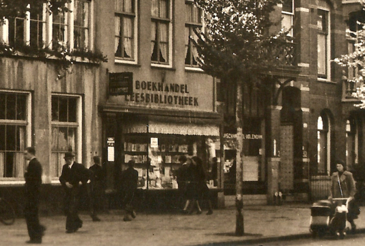 Middenweg 52 Vishandel Braan. (rechts naast de boekhandel Lintvelt) - 1943 .<br />Klik rechtsboven op de foto en de foto wordt vergroot weergegeven.<br />Foto: Afkomstig van Jo Haen .<br />Foto: Afkomstig van Jo Haen 