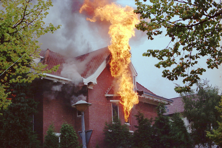 Brand Middenweg - 1988 .<br />Foto: Theo Moerel 