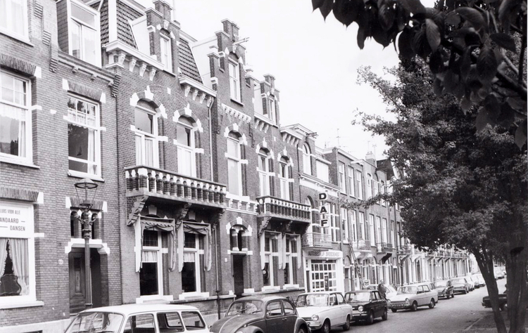 Bredeweg 21 (middelste pand met 2 balkons) - 1972 .<br />Foto: Beeldbank Amsterdam 