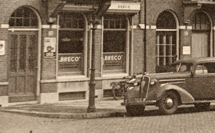 Breedeweg 25 -  ± 1935 .<br />Klik rechts bovenaan op de foto's en de foto wordt vergroot weergegeven.<br />Foto: Beeldbank Amsterdam .<br />Foto: Beeldbank Amsterdam 