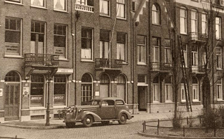 Breedeweg 25 -  ± 1935 .<br />Klik  rechts bovenaan op de foto en de foto wordt vergroot weergegeven.<br />Foto: Beeldbank Amsterdam .<br />Foto: Beeldbank Amsterdam 