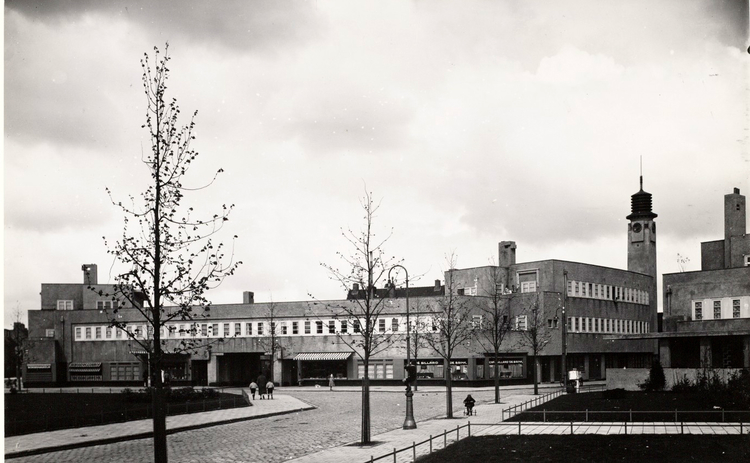 Brink met de bakkerswinkel - ± 1935 .<br />Foto: Beeldbank Amsterdam 