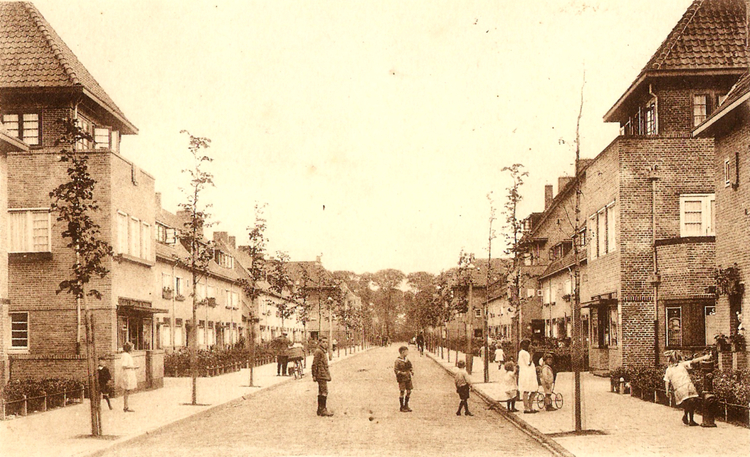 Brinkstraat 64 - ± 1930 .<br />Foto: Jan van Deudekom 