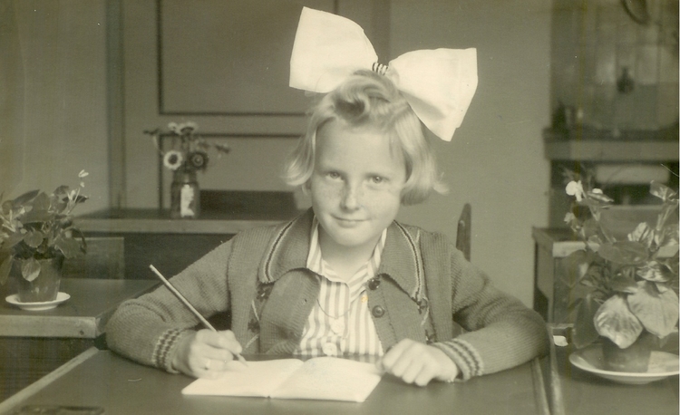 Broek met een gulp Schoolfoto 1955 Yvonne met grote strik op een schoolfoto uit 1955. 