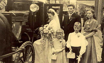  De schitterende koets voor de deur! Ome Bep Tijssen en Nelly's Tante Leni trouwen in het voorjaar van 1944. 