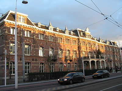  Het voormalige Burgerziekenhuis in de Linnaeusstraat. Daarna het Stadsdeelkantoor en nu wordt het een hotel. 