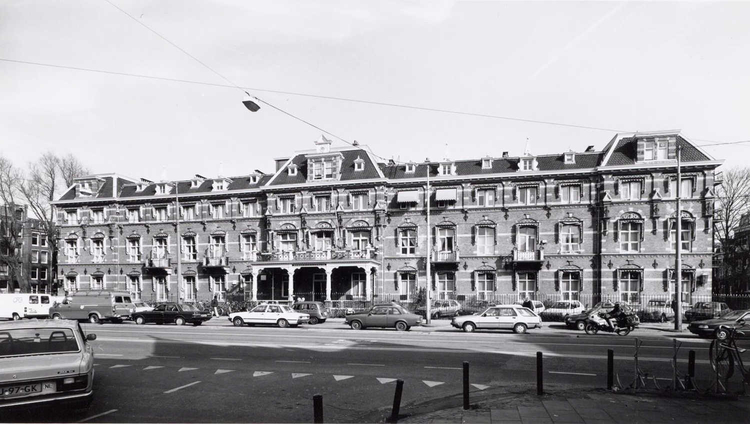 Het Burgerziekenhuis in de Linnaeusstraat, anno 2012 een hotel. .<br />Foto: Beeldbank Stadsarchief Amsterdam 