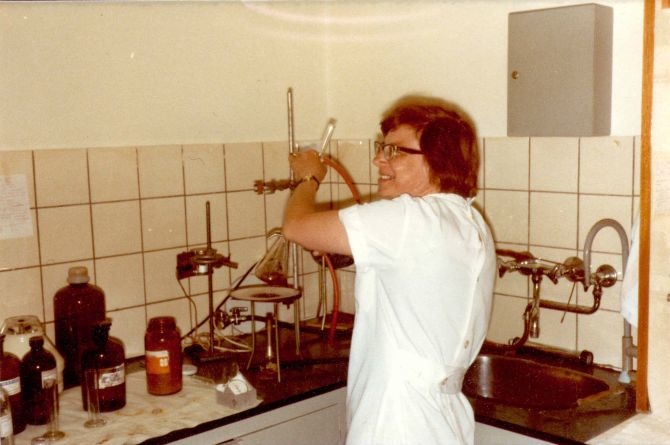  Angeline van de Graaf (1984) aan het werk als apothekersassistente in het Burgerziekenhuis (nu het Stadsdeelkantoor) aan de Linnaeusstraat. 