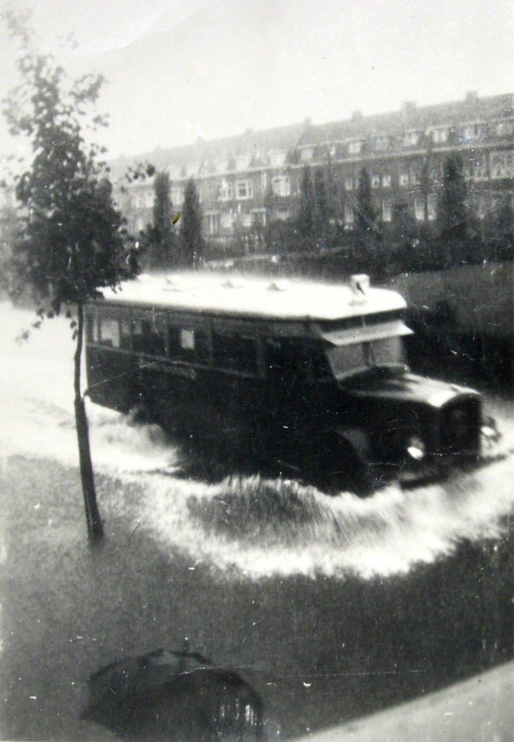 Bus K op het Galileïplantsoen/hoek Radioweg  tijdens een wolkbreuk op 7 juli 1936. De foto is genomen vanuit de huiskamer van de familie Haen die boven de banketbakkerij Radioweg 1 woonde.  