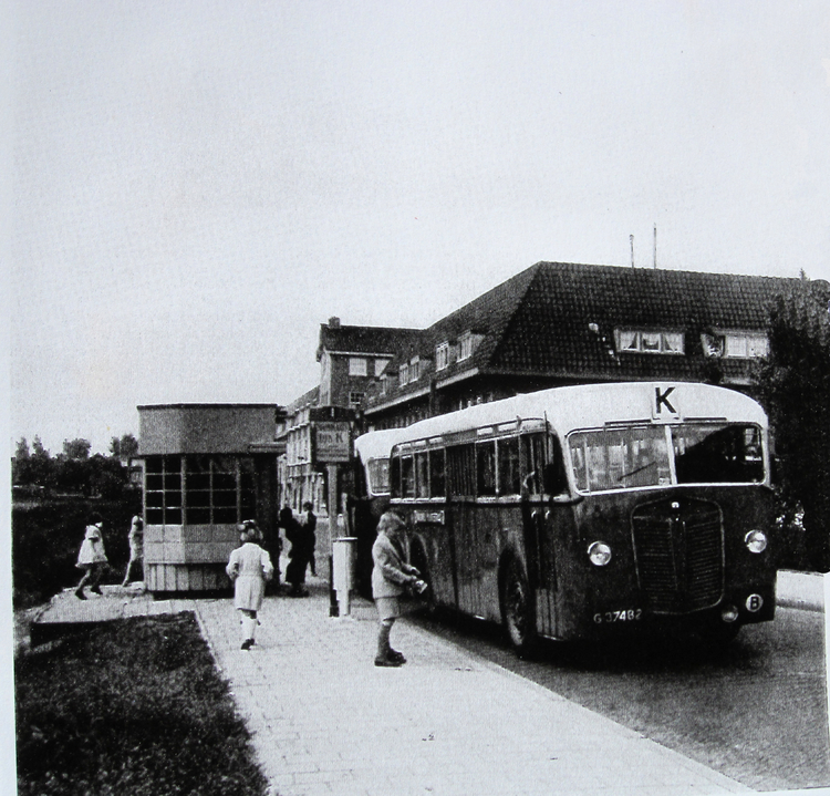 Bus K op het eind van de Radioweg/hoek Joh.v.d.Waalsstraat - 1939.  