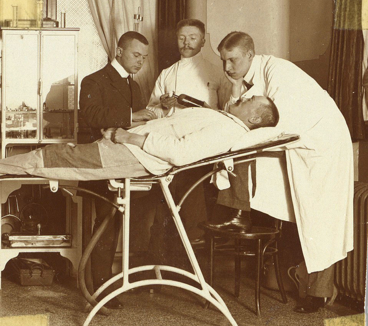 Artsen met een patient - 1900 .<br />Foto: Beeldbank Amsterdam 