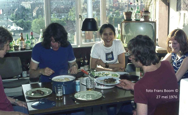 Zomaar een maaltijd!  Deze foto is gemaakt in één van de keukens van de studentenflat Casa 400. De foto is gemaakt door Frans Boom in 1976. 