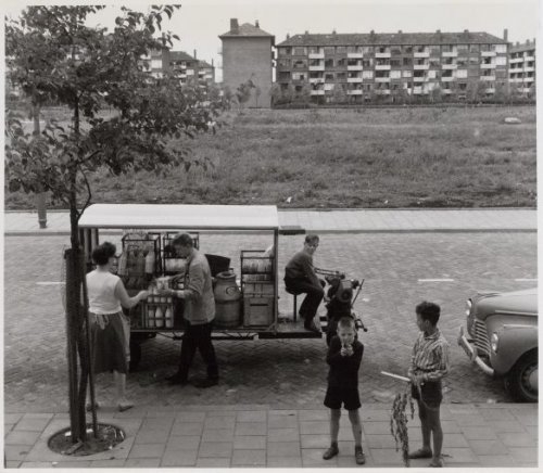 melkbezorging in de jaren '60 Foto uit 1960 , genomen in Amsterdam West door J.M. Arsath Ro'is.<br />Bron; beeldbank Gemeente Archief 