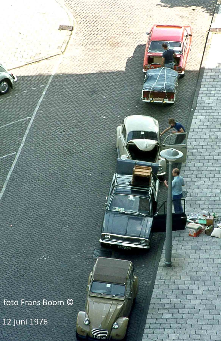 Verhuizen! Deze foto geeft een beeld van de verhuisactiviteiten. De foto is gemaakt door Frans Boom in 1976. 