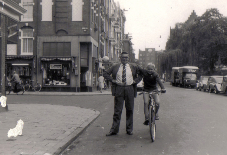 Camperstraat 56 Heer Gerlofs 1957 Eigenaar Sigarenzaak en ikzelf. .<br />Foto: Antoine Roestenburg 