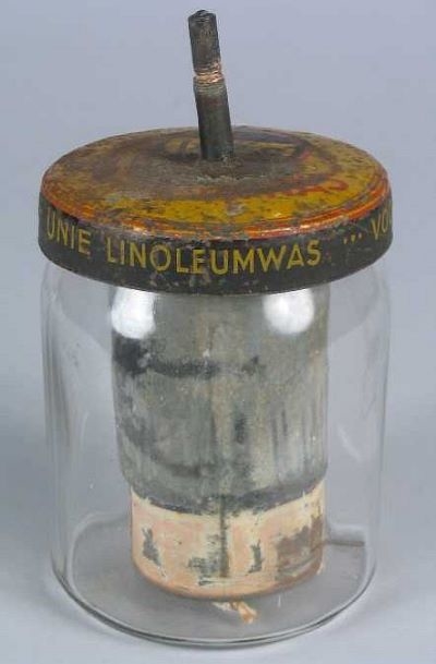  Dit is een voorbeeld van een eigen gefabriceerde carbidlamp. Carbidlampen werden voor de oorlog ook in de mijnen van Limburg gebruikt. Zie bijvoorbeeld de de website: http://www.gluckauf.nl/Carbidlampen_.htm. 