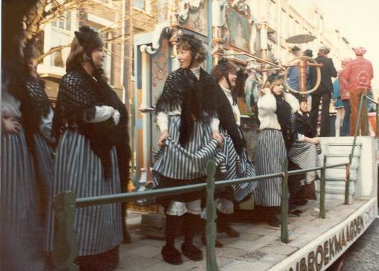 Carnaval - dames.jpg Carnevalsoptocht in de Pretoriusstraat, 1980 