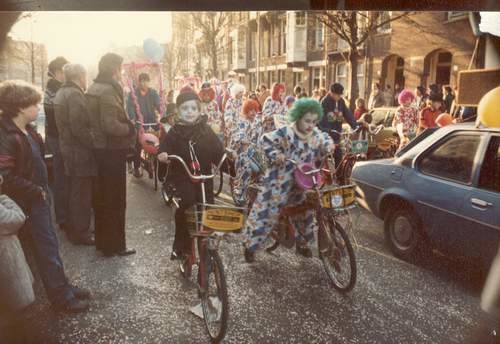 Carnaval - fietsen.jpg Carnevalsoptocht in de Pretoriusstraat, 1980 