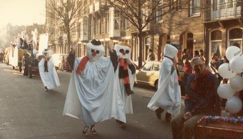 Carnaval - witte figuren.jpg Carnevalsoptocht in de Pretoriusstraat, 1980 