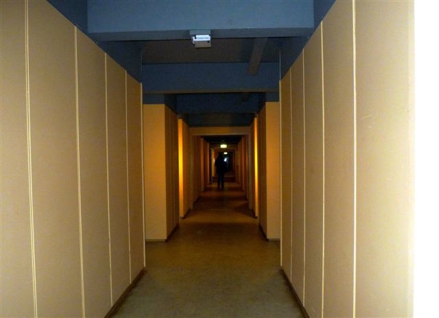 Een eindeloze gang... De eindeloze gangen van CASA 400 doen denken aan de lange gangen in scholen van lang geleden of aan die van een oudbakken budgethotel in New York. 