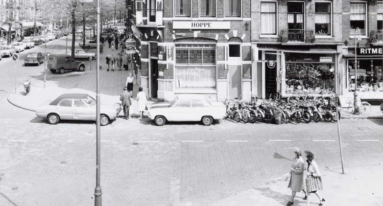 Celebestraat 40 Fietsenwinkel - 1975 .<br />Foto: Beeldbank Amsterdam 