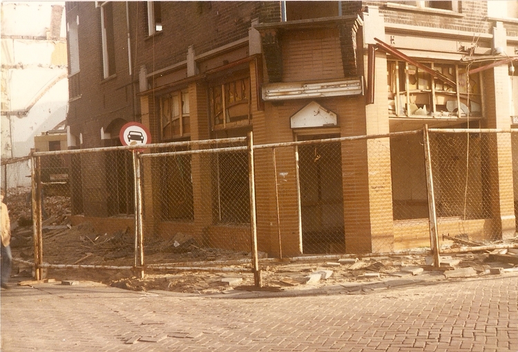 Celebesstraat 55-56 afbraak - 1984 .<br />Foto; Henk Cambach 